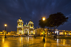 Plaza de Armas mit der Catedral de Trujillo zur blauen Stunde