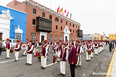 Festlicher Umzug auf der Plaza de Armas, Trujillo