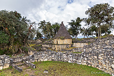 Rekonstruiertes Haus in der Festung von Kuelap