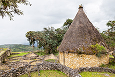 Rekonstruiertes Haus inmitten der Ruinen von Kuelap