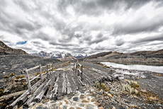 Alte Holzbrücke am Weg, Pastoruri Gletscher, Nationalpark Huascarán, Peru