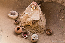 Mumie mit Grabbeigaben