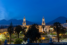Blaue Stunde über der Plaza de Armas, Arequipa