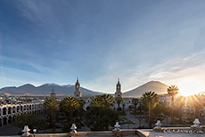 Sonnenaufgang über der Plaza de Armas, Arequipa