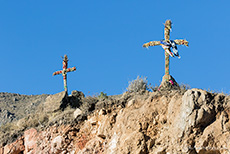 Holzkreuze auf einem Bergrücken, Colca Canyon