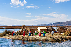 Schwimmende Insel der Urus im Titicacasee, Peru