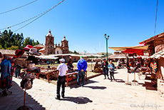 Koloniale Kirche und Marktplatz von Raqchi, Peru