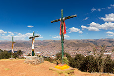 Aussicht von der Cristo Blanco Statue auf Cusco mit der 3 Kreuzen