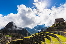 Sonne- und Wolkenmix über Machu Picchu