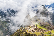 Ruinenstadt Machu Picchu mit dem Berggipfel Huayna Picchu