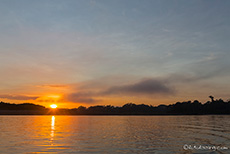 Sonnenaufgang auf dem  Río Madre de Dios, Manu Nationalpark