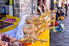 frisch geschlachtete Hühner werden auf der Strasse verkauft