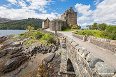Steinbrücke zum Eilean Donan Castle am Loch Duich, Dornie