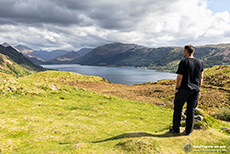 Chris genießt die Aussicht auf Loch Duich