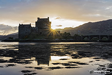Sonnenuntergang am Eilean Donan Castle am Loch Duich, Dornie