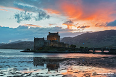 Roter Himmel über dem Eilean Donan Castle am Loch Duich, Dornie