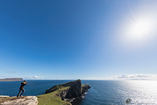Andrea trotz dem Wind am Neist Point, Skye