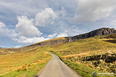 Eine schmale Straße führt hinauf zum Quiraing, Skye