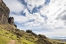 Quiraing, Blick in Richtung Norden auf The Prison (Mitte) und den Meall na Suiramach (links)
