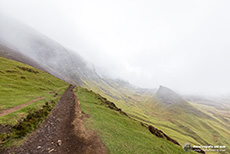 Wanderweg in den Nebel, Quiraing, Skye