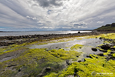 Strand von Staffin Bay mit Dinosaurier Spuren, Skye