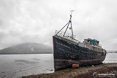 Gestrandetes Schiff am Strand von Corpach, Schottland