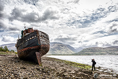Gestrandetes Schiff am Strand von Corpach, Schottland