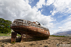 Gestrandetes Schiff am Strand von Corpach, Schottland
