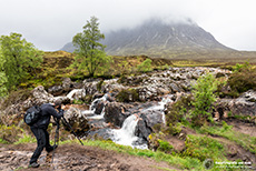 Chris am Etive Mor Wasserfall, Glen Etive, Schottland