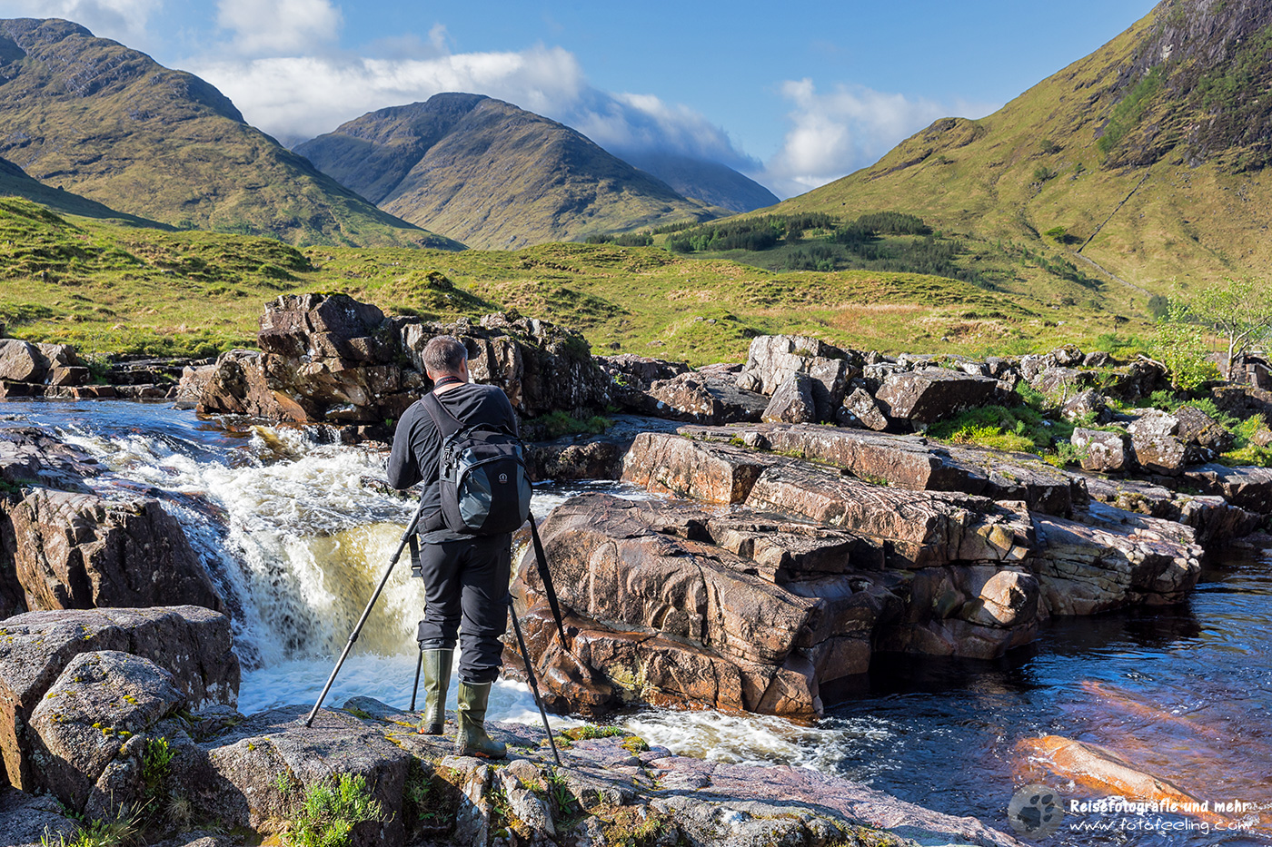Chris bei der Arbeit, River Etive Falls, Glen Etive, Schottland