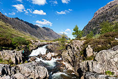 Schönes Wetter an den  Clachaig Falls, Schottland