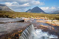 Cauldon Wasserfall mit dem Bergmassiv Buachaille Etive Mòr, Schottland