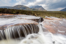 Cauldon Wasserfall mit dem Bergmassiv Buachaille Etive Mòr, Schottland