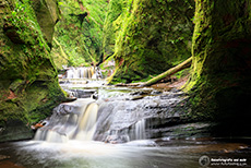 Fotogener Wasserfall, Schlucht Finnich Glen, Schottland