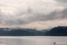 Loch Ard im Regen, Schottland