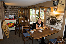 Mit Kaffee und Kuchen ist Andrea immer zufrieden