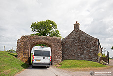 Bert passt gerade so durchs Tor