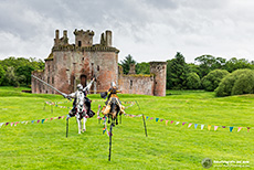 Ritterturnier vor dem Caerlaverock Castle, Dumfries and Galloway, Schottland