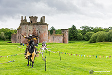 Ritterturnier vor dem Caerlaverock Castle, Dumfries and Galloway, Schottland