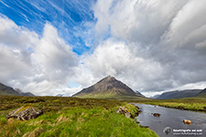 River Etive und Bergmassiv Buachaille Etive Mòr mit dem Berg  Stob Dearg