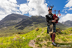 Dudelsackspieler vor Traumkulisse, Schottland