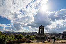 Dugald Stewart Monument und Altstadt von Edinburgh mit Edinburgh Castle