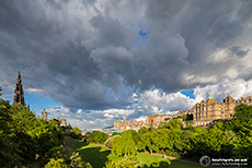 Scott Monument und The Museum on the Mound Edinburgh und Lloyds Banking Group Head Office, Edinburgh, Schottland