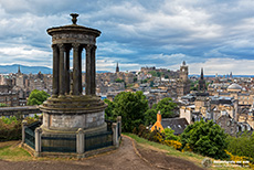 Dugald Stewart Monument und Altstadt von Edinburgh mit Edinburgh Castle