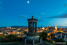 Dugald Stewart Monument und Altstadt von Edinburgh mit Edinburgh Castle - Blaue Stunde