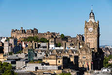 Aussicht vom Calton Hill, Altstadt von Edinburgh mit Edinburgh Castle und Balmoral Hotel