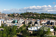 Aussicht von den Salisbury Crags auf Calton Hill, Nelson Monument, Dugald Stewart Monument, National Monument of Scotland und New Parliament House und Dynamic Earth