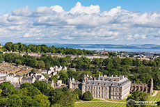 Aussicht von den Salisbury Crags auf  Holyrood Park, Holyrood Palace oder Palace of Holyroodhouse, Ruine der Holyrood Abbey und New Calton Burial Ground