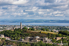 Aussicht von den Salisbury Crags auf Calton Hill, Nelson Monument, Dugald Stewart Monument, National Monument of Scotland und New Parliament House