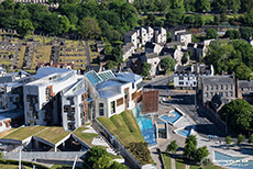 Aussicht von den Salisbury Crags auf das Schottisches Parlamentsgebäude